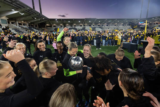 Häckens spelare jublar med Kronprinsessan Victorias pokal