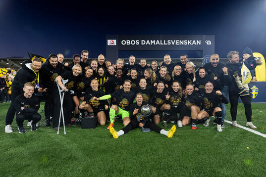 Häckens spelare och ledare jublar med Kronprinsessan