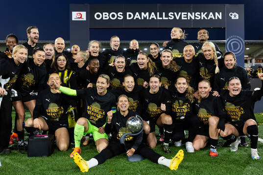 Häckens spelare och ledare jublar med Kronprinsessan