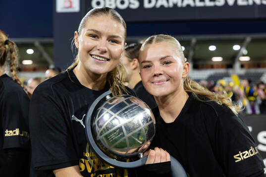 Häckens Emilie Carlberg Byrnak och Matilda Nildén  jublar
