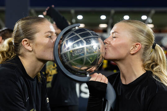 Häckens Emilie Carlberg Byrnak och Matilda Nildén  kysser