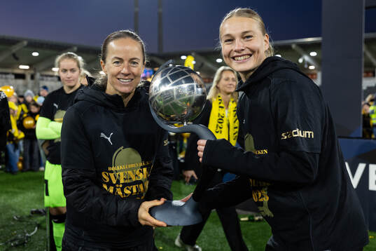 Häckens Aivi Luik och Stine Sandbech jublar med