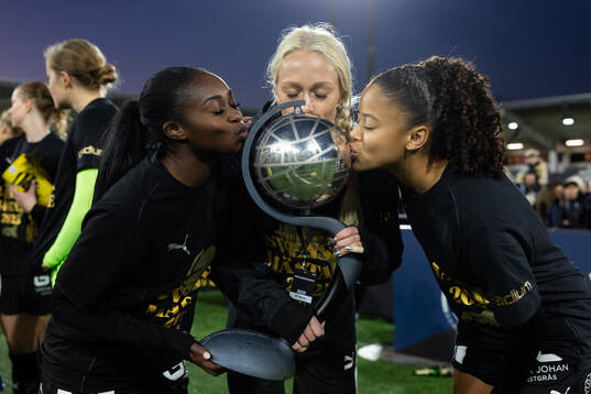 Häckens Monica Jusu Bah,  Lisa Löwing och Felicia