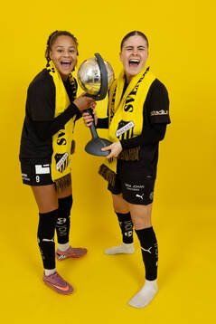 Häckens Felicia Schröder och Hanna Wijk jublar med