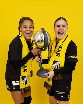 Häckens Felicia Schröder och Hanna Wijk jublar med