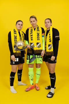 Häckens Hanna Wijk, målvakt Jennifer Falk och Tabby