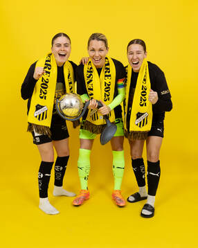 Häckens Hanna Wijk, målvakt Jennifer Falk och Tabby