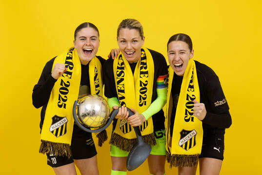 Häckens Hanna Wijk, målvakt Jennifer Falk och Tabby