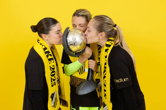Häckens Hanna Wijk, målvakt Jennifer Falk och Alice