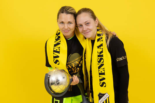 Häckens målvakt Jennifer Falk och Alice Bergström