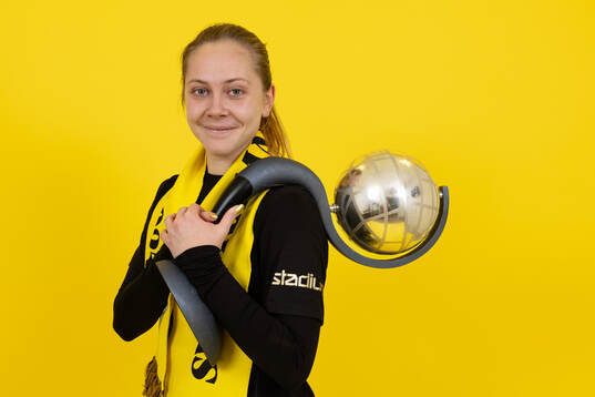 Häckens Alice Bergström poserar med Kronprinsessan