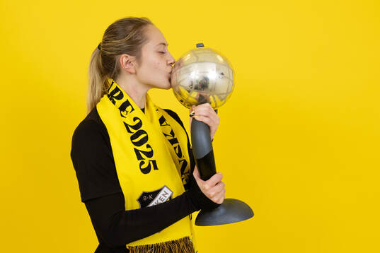 Häckens Alice Bergström kysser Kronprinsessan Victorias