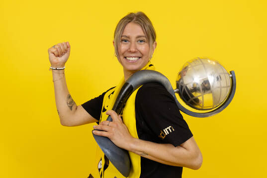Häckens fysioterapeut Mikaela Johansson jublar med