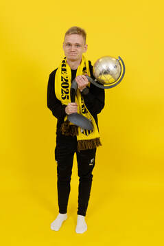 En Häcken ledare poserar med Kronprinsessan Victorias pokal