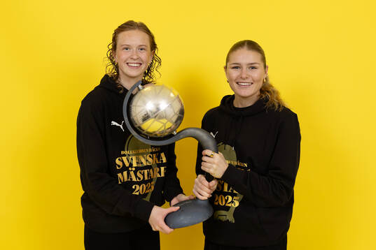 Häckens Emma Östlund och Emilie Carlberg Byrnak poserar