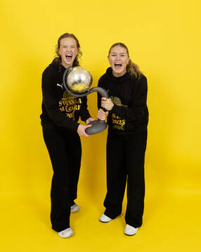 Häckens Emma Östlund och Emilie Carlberg Byrnak jublar