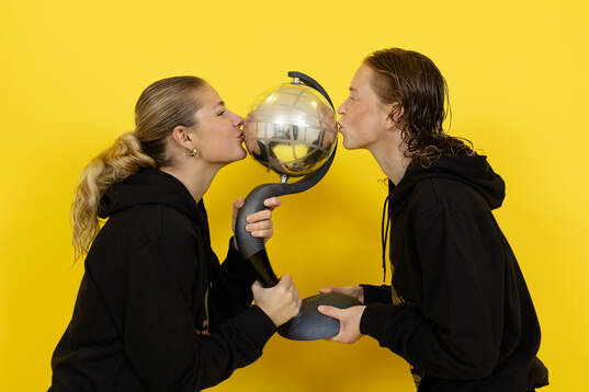 Häckens Emma Östlund och Emilie Carlberg Byrnak jublar