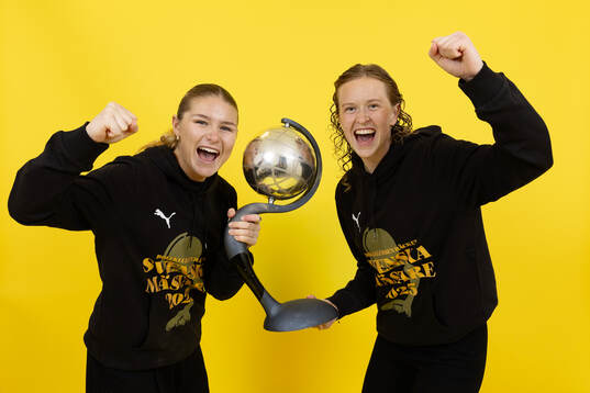 Häckens Emma Östlund och Emilie Carlberg Byrnak jublar