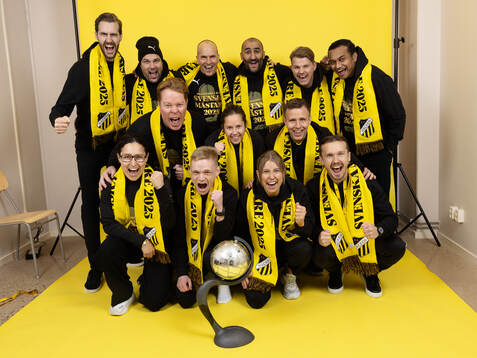 Häckens ledarstab jublar med Kronprinsessan Victorias pokal