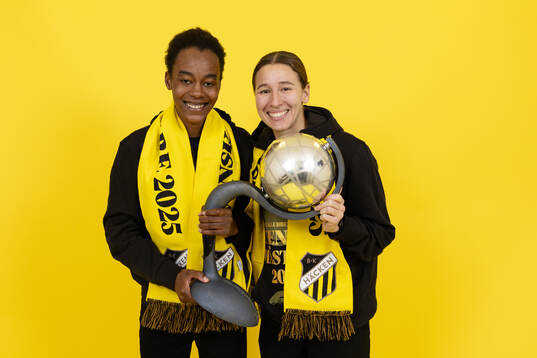 Häckens Faith Chinzimu och Tabby Tindell jublar med