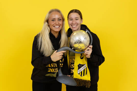Häckens Alva Selerud och Tabby Tindell jublar med
