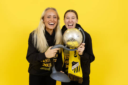 Häckens Alva Selerud och Tabby Tindell jublar med