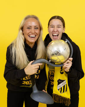 Häckens Alva Selerud och Tabby Tindell jublar med