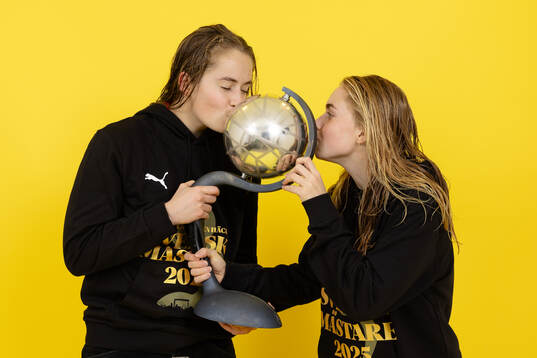 Häckens målvakt Fanney Birkisdottir och Pernille Sanvig
