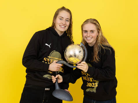 Häckens målvakt Fanney Birkisdottir och Pernille Sanvig