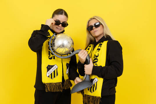 Häckens Hanna Wijk och Matilda Nildén poserar  med