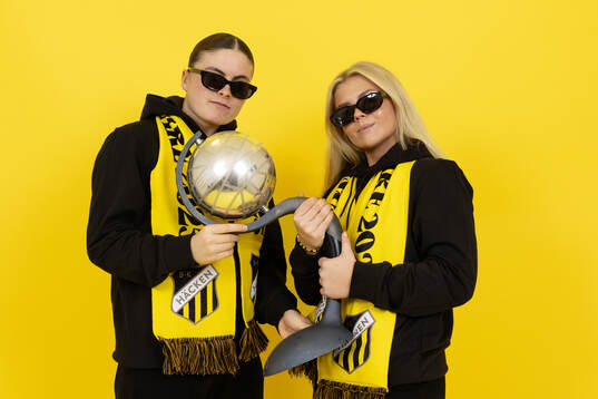 Häckens Hanna Wijk och Matilda Nildén poserar  med