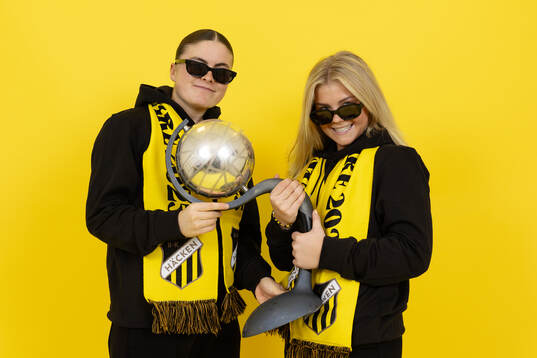 Häckens Hanna Wijk och Matilda Nildén poserar  med
