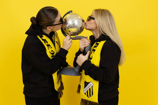 Häckens Hanna Wijk och Matilda Nildén poserar  med