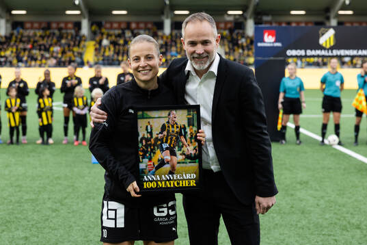 Häckens Anna Anvegård uppvaktas av sportchef Christian