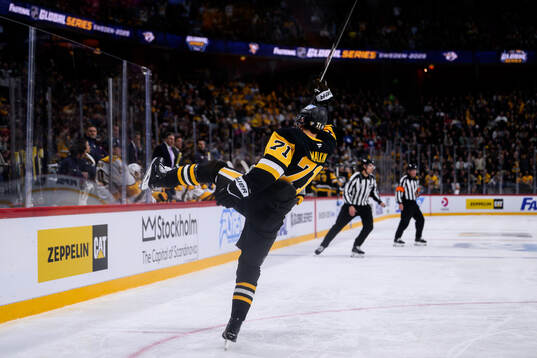 Evgeni Malkin of Pittsburgh Penguins celebrates the 0-2 goal