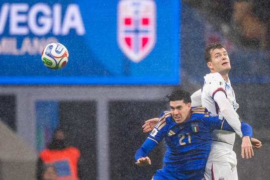 Alessandro Bastoni of Italy and Alexander Sørloth of Norway