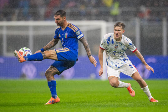 Matteo Politano of Italy and David Møller Wolfe of Norway