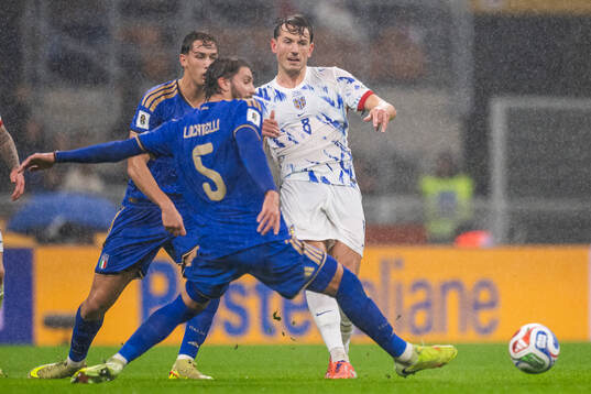 Manuel Locatelli of Italy and Sander Berge of Norway