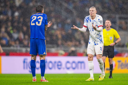 Gianluca Mancini of Italy and Erling Braut Haaland of Norway