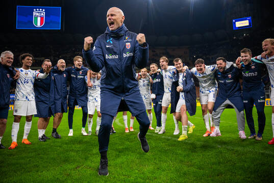 Head coach Ståle Solbakken and players of Norway celebrate