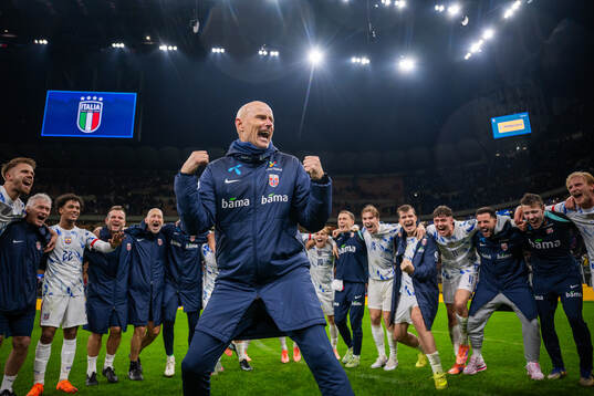 Head coach Ståle Solbakken and players of Norway celebrate