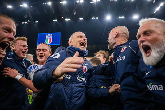 Head coach Ståle Solbakken and players of Norway celebrate