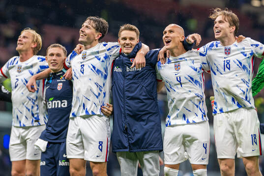 Sander Berge, Martin Ødegaard, Leo Østigård and players