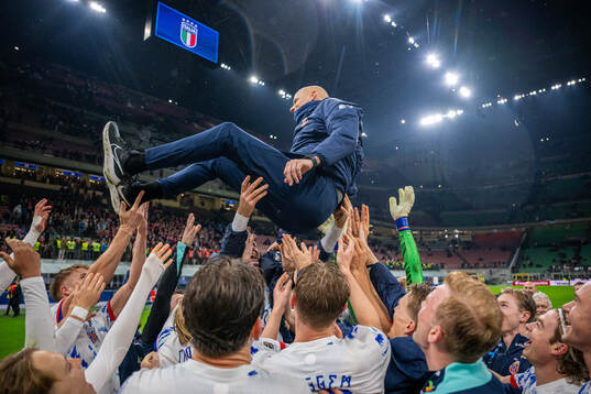 Head coach Ståle Solbakken and players of Norway celebrate