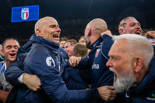 Head coach Ståle Solbakken, Julian Ryerson, players and