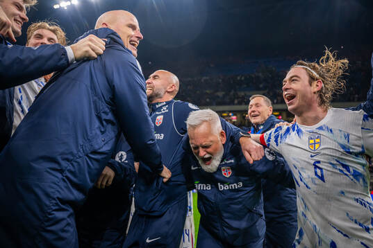 Ståle Solbakken, head coach of Norway, Sigurd Ertsås, kit