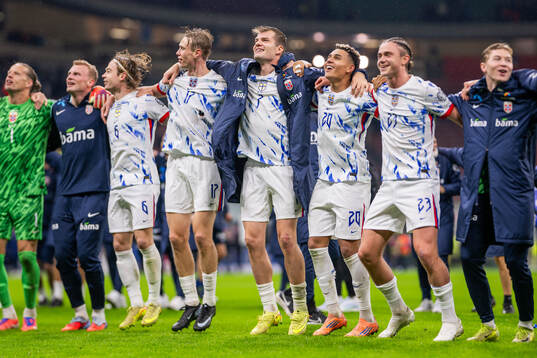 Alexander Sørloth and players of Norway celebrate