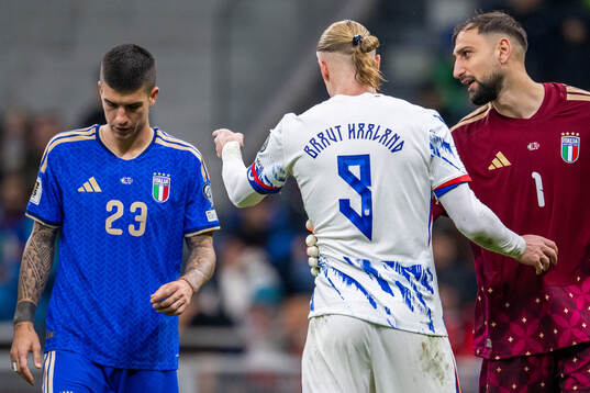 Gianluca Mancini of Italy, Erling Braut Haaland of Norway