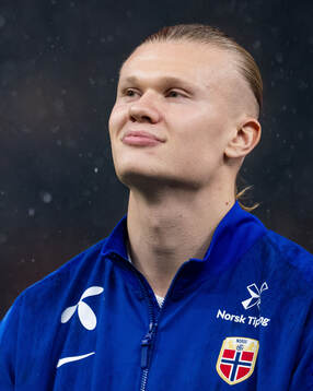 Erling Braut Haaland of Norway line up