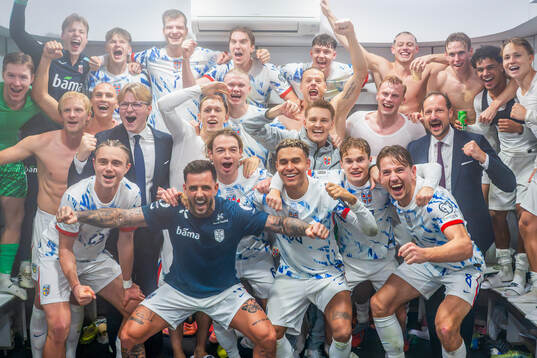 Players of Norway celebrate with Prince Sverre Magnus and